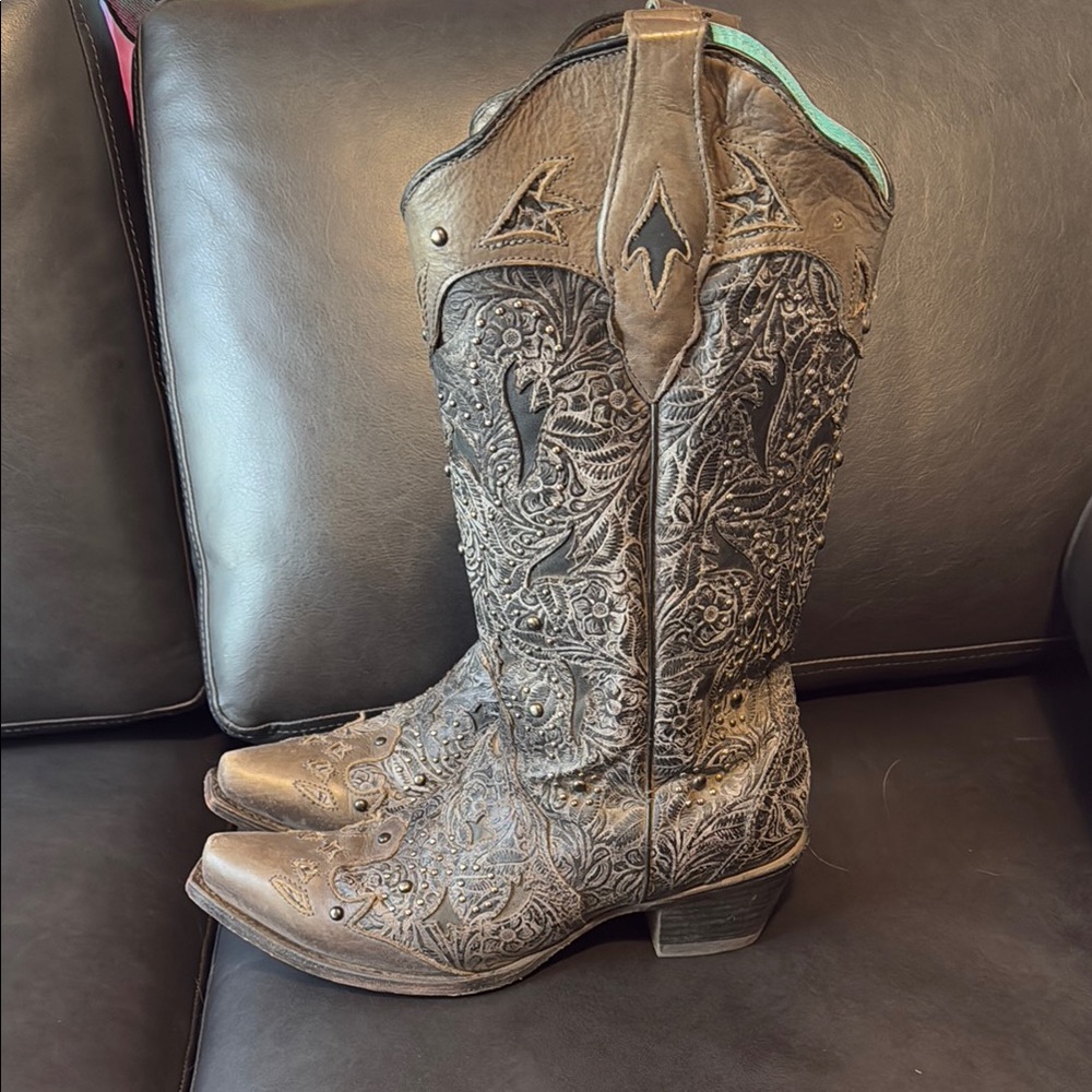Corral Taupe Heeled Boots with Intricate Embroidery and Pointed Toe